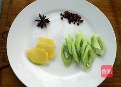 大骨头炖酸菜的做法图解2