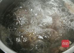 白萝卜牛尾汤的做法图解2