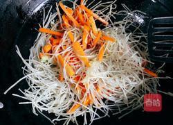 胡萝卜炒怀山粉条的做法图解5