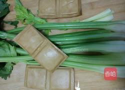 香干炒芹菜的做法图解1