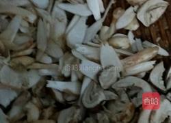 辣椒炒巴西菇的做法图解1