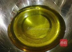 蛋黄莲蓉月饼的做法图解2
