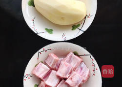 土豆炒排骨的做法图解1