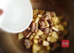 土豆炒排骨的做法图解6