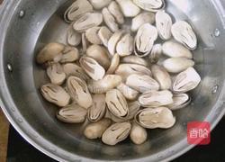 瘦肉腊肉炒草姑的做法图解3