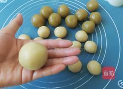 广式莲蓉月饼的做法图解11