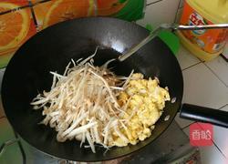海鲜菇炒鸡蛋的做法图解6
