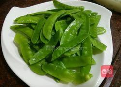 荷兰豆炒海米的做法图解1