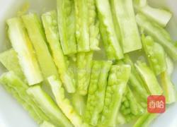 苦瓜炒茄子的做法图解2