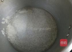 皮蛋瘦肉粥的做法图解1