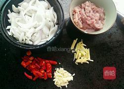 辣椒洋葱炒肉的做法图解2