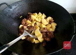 土豆焖鸭的做法图解2
