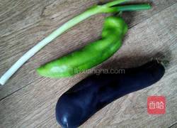 尖椒炒茄丝的做法图解1
