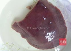 芹菜炒猪肝的做法图解1