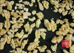 秘制核桃仁的做法图解1
