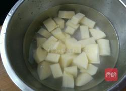 土豆炒排骨的做法图解1