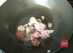 土豆炒排骨的做法图解2