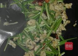韭菜炒核桃仁的做法图解3
