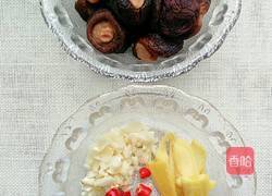 香菇炒鸡腿的做法图解2