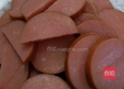 青椒炒红肠的做法图解1