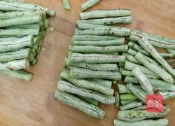 回锅豆角的做法图解3