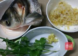 酸菜鱼头汤的做法图解1