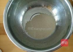 老式发面饼干的做法图解1