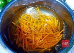 青椒炒胡萝卜丝的做法图解1