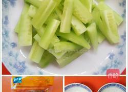 黄瓜炒鸡蛋干的做法图解1