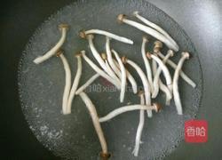 牛奶煮鲜虾鱼板面的做法图解2