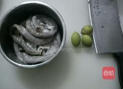 青橄榄炖猪粉肠的做法图解2