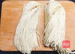 拉面炒年糕的做法图解1