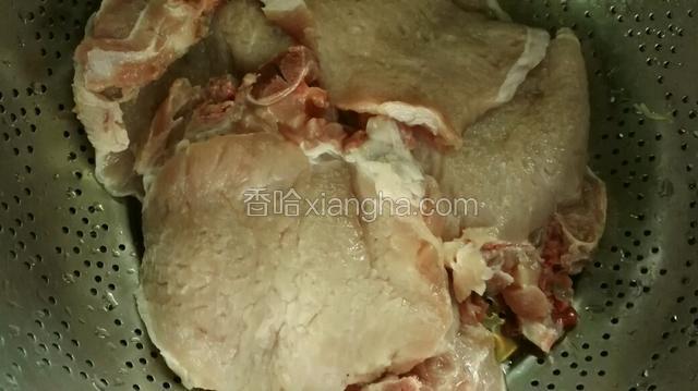 大排清冼干净，并淋干水份。