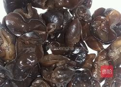 芹菜木耳炒香肠的做法图解1