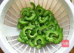 腊肉炒苦瓜的做法图解5
