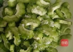 苦瓜鸡蛋饼的做法图解1