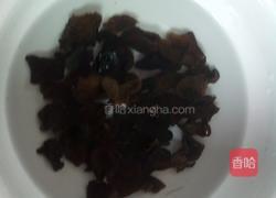 黑木耳火腿黄秋葵的做法图解1