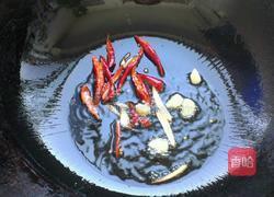 香菇炒丝瓜的做法图解2
