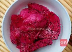 红肉火龙果酸奶昔的做法图解2