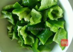 五花肉炒圆椒的做法图解2