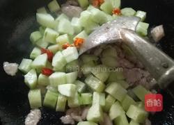 黄瓜炒肉的做法图解3