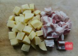 川味土豆红烧肉的做法图解1