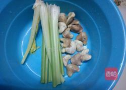 西芹炒菱角的做法图解1