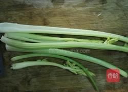 芹菜炒肉的做法图解1
