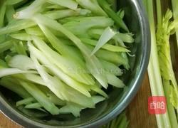 芹菜炒肉的做法图解3