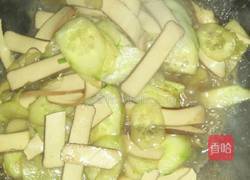 黄瓜炒鸡蛋干的做法图解4