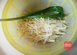 金针菇煮面条的做法图解1