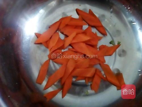 胡萝卜洗净切象眼片,焯熟备用.