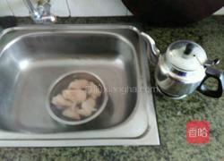 瑶柱粟米炖猪手的做法图解2