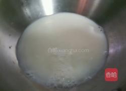 牛奶煮鲜虾鱼板面的做法图解1